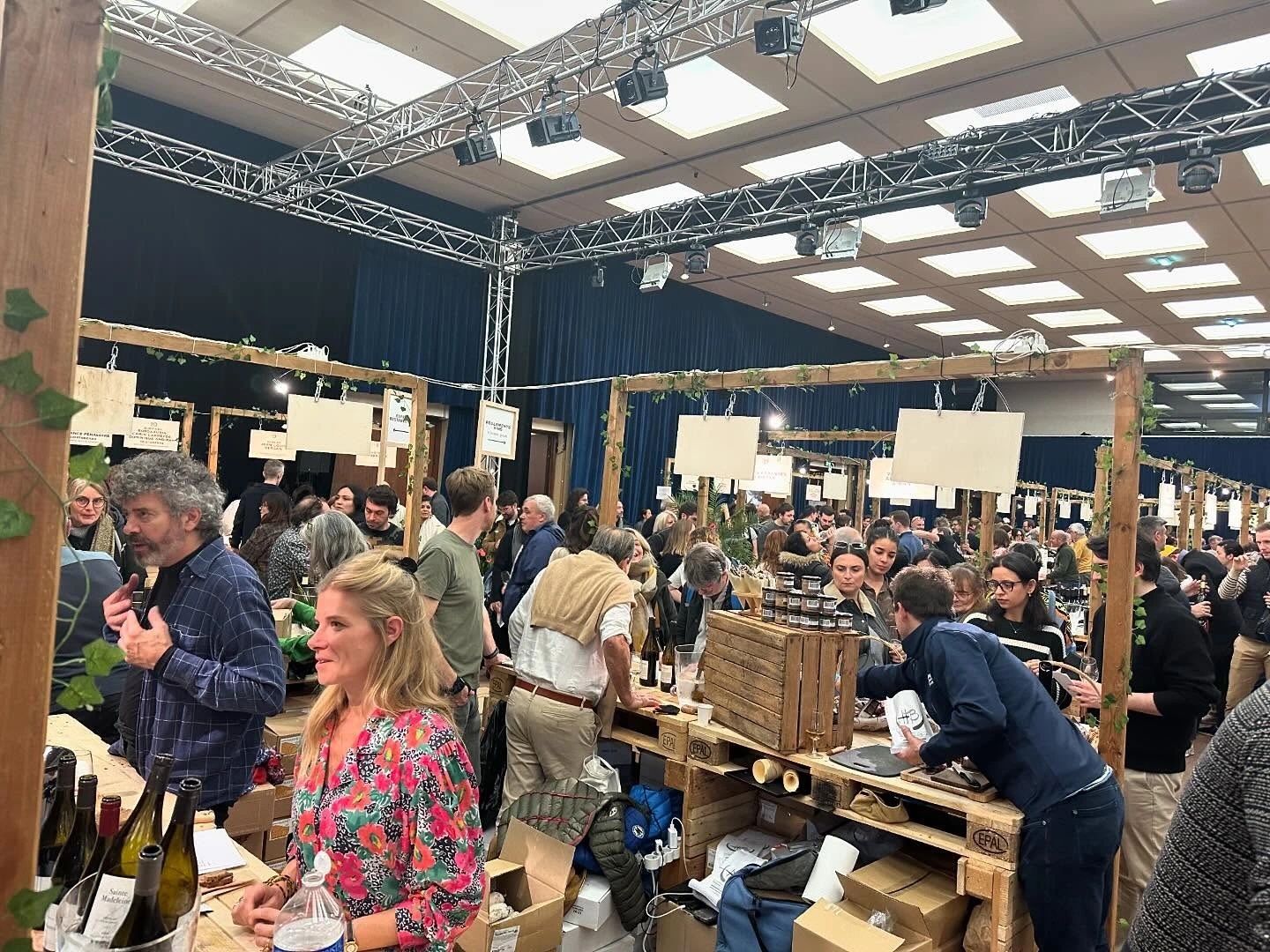 Visiteurs et vignerons autour des stands lors d’une précédente édition du salon